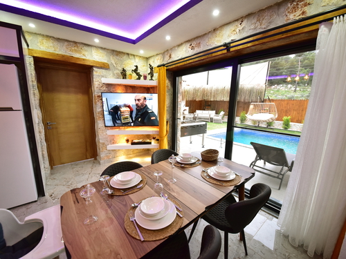  gece  -  Kasım
  | Kalkan Akbel'de Romantik Jakuzili Villa Tatili: Korunaklı Havuz ve Özel Anlar